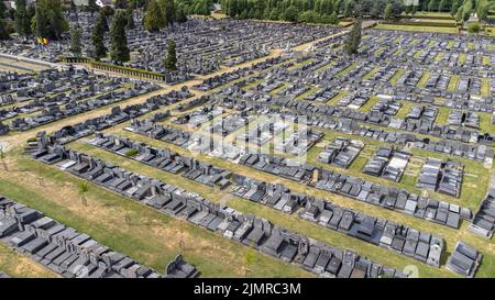 Luftdrohnenaufnahme von Friedhof und Gräbern in der Stadt Mechelen, Belgien. Friedhof, Blick von oben. Stockfoto