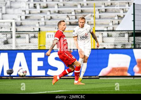 Der Antwerpener Ritchie De Laet und der OHL-Amerikaner Jon Thorsteinsson, aufgenommen in Aktion während eines Fußballmatches zwischen dem Royal Antwerp FC und OH Leuven, Sonntag, 07. August 2022 in Antwerpen, am 3. Tag der ersten Division der belgischen Meisterschaft 2022-2023 in der 'Jupiler Pro League'. BELGA FOTO TOM GOYVAERTS Stockfoto