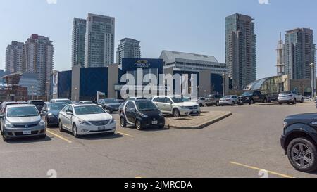 Toronto, Kanada, April 2021 - das Stadtzentrum von Scarborough mit seinen umliegenden modernen Gebäuden und seiner Architektur beherbergt auch ein Einkaufszentrum Stockfoto