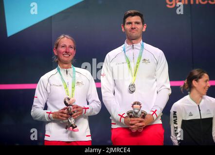 Die Engländerinnen Alison Waters (links) und Adrian Waller mit ihren Silbermedaillen, nachdem sie am zehnten Tag der Commonwealth Games 2022 in Birmingham das Squash Mixed Doubles Gold Medal Match gegen die Neuseeländer Paul Coll und Joelle King im Hockey and Squash Center der University of Birmingham verloren hatten. Bilddatum: Sonntag, 7. August 2022. Stockfoto