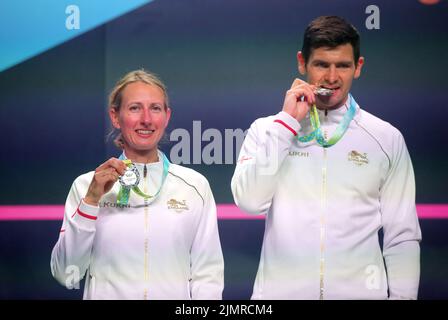 Die Engländerinnen Alison Waters (links) und Adrian Waller mit ihren Silbermedaillen, nachdem sie am zehnten Tag der Commonwealth Games 2022 in Birmingham das Squash Mixed Doubles Gold Medal Match gegen die Neuseeländer Paul Coll und Joelle King im Hockey and Squash Center der University of Birmingham verloren hatten. Bilddatum: Sonntag, 7. August 2022. Stockfoto