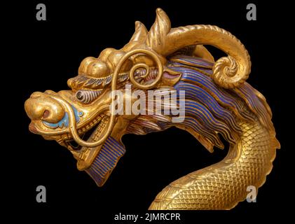 Golden Dragon isoliert auf schwarzem Hintergrund Stockfoto