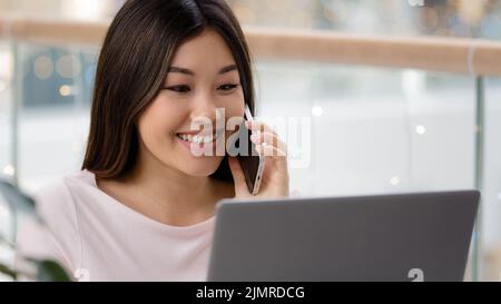 Headshot asiatische Geschäftsfrau professionelle Berater Freiberuflerin Frau am Telefon mit Kunden Kunde Fernberatung Chat mit Freund sprechen Stockfoto