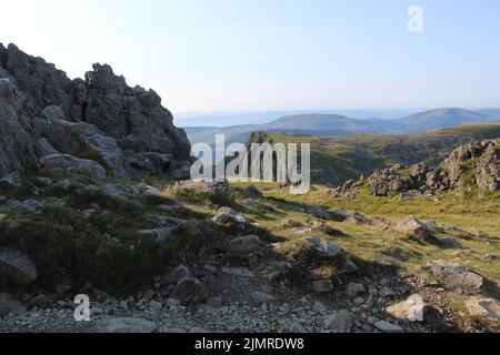 Entfernte Berge von Cadair (oder Cader) Idris in der Nähe des Gipfels vom 2021. Juli gesehen Stockfoto