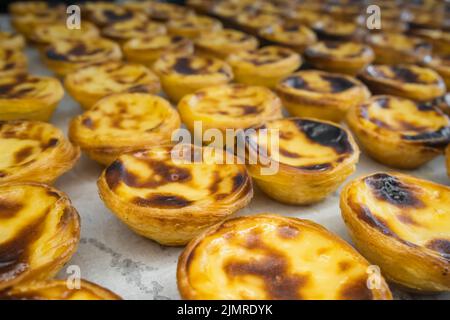 Traditionelles portugiesisches Dessert Pastle de Nata mit Pudding auf der Theke Stockfoto