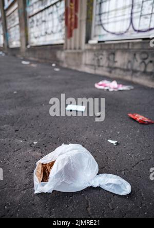 Abfall (Müll) in Einer Stadtstraße weggeworfen Stockfoto