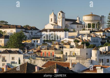 Stadtbild der Altstadt von Tavira bei Sonnenuntergang, Algarve, Portugal. Stockfoto