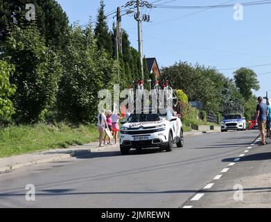 Krakau, Polen - 5. August 2022: AG2R Fahrzeug des Teams von Croen auf der Strecke der Tour de Pologne UCI – World Tour, Etappe 7 Skawina - Krakau. Die größte Radsportveranstaltung in Osteuropa. Stockfoto