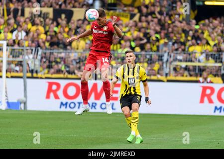 Patrik SCHICK (LEV) gegen Nico SCHLOTTERBECK (DO), Action, Duelle, Fußball 1. Bundesliga, 1. Spieltag, Borussia Dortmund (DO) - Bayer 04 Leverkusen (LEV) 1: 0, am 6.. August 2022 in Dortmund/Deutschland. © Stockfoto