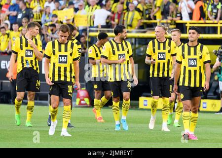 Zufriedene Dortmund Gesichter nach dem Ende des Spiels, links nach rechts Thomas MEUNIER (DO), Thorgan HAZARD (DO), Emre CAN (DO), Marius WOLF (DO), Nico SCHLOTTERBECK (DO), Mahmoud DAHOUD (DO), Fußball 1. Bundesliga, Spieltag 1., Borussia Dortmund (DO) - Bayer 04 Leverkusen (LEV) 1: 0, am 6.. August 2022 in Dortmund/Deutschland. © Stockfoto