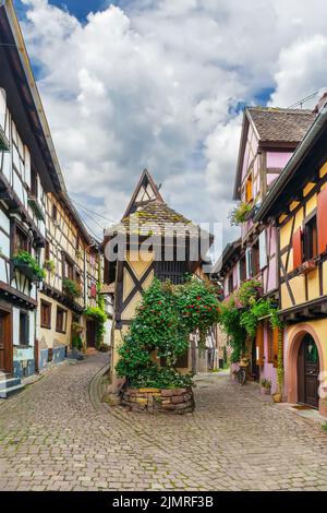 Straße in Eguisheim, Elsaß, Frankreich Stockfoto