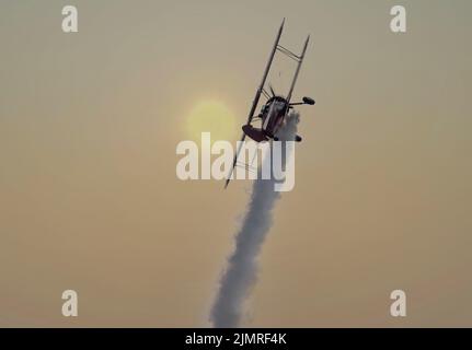 Vicky Benzings Boeing Stearman PT17 steigt über Boundary Bay Canada in die Sonne Stockfoto