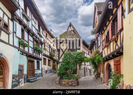 Straße in Eguisheim, Elsaß, Frankreich Stockfoto