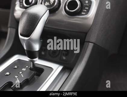 Detail eines automatischen Schaltschalters in einem neuen, modernen Auto. Stockfoto