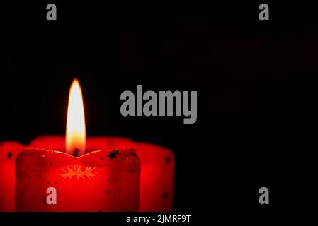 Kerzenflamme Nahaufnahme auf schwarzem Hintergrund Stockfoto