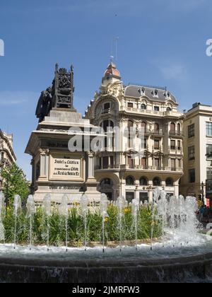 GRANADA, ANDALUCIA, SPANIEN - MAI 7 : Denkmal für Ferdinand und Isabella, Plaza Isabel la Catolica, Granada, Spanien am 7. Mai 2014. Stockfoto