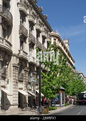 GRANADA, ANDALUCIA, SPANIEN - MAI 7 : typisches Gebäude in Granada Spanien am 7. Mai 2014. Nicht identifizierte Personen Stockfoto