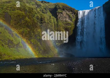 Malerisch voller Wasser großer Wasserfall Skogafoss Herbstansicht, Südwesten Islands. Stockfoto