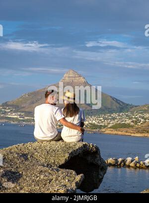 Blick vom Rock ViewPoint in Kapstadt über Campsbay, Blick über Camps Bay mit Nebel über dem Meer Stockfoto