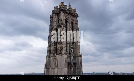 MECHELEN, Malines, Antwerpen, BELGIEN, Mai 16, 2022, Detail der Turmfassade und des Daches der St. Rumbold Kathedrale von der aus gesehen Stockfoto