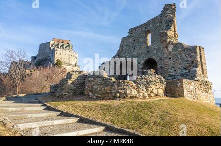 Abtei St. Michael, Sacra di San Michele, Italien. Mittelalterliches Klostergebäude. Stockfoto