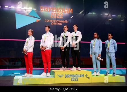 Die Neuseeländer Paul Coll und Joelle King (Mitte) standen auf dem Podium, nachdem sie das Mixed Doubles gewonnen hatten, neben den zweitplatzierten Englands Alison Waters und Adrian Waller (links) und den dritten Platz der Inder Saurav Ghosal und Dipika Pallikal Kartik am Hockey and Squash Center der University of Birmingham am 10. Tag 2022 Commonwealth Games in Birmingham. Bilddatum: Sonntag, 7. August 2022. Stockfoto