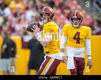 6. August 2022: Der Quarterback der Washington Commanders Carson Wentz (11) fällt während des NFL-Trainingslagers auf dem Fed Ex Field in Landover, Maryland, zurück zum Pass Fotograf: Cory Royster Stockfoto