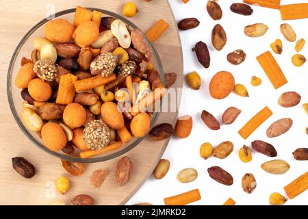 Gemischte Nüsse und trockene Früchte auf weißem Hintergrund. Draufsicht. Stockfoto