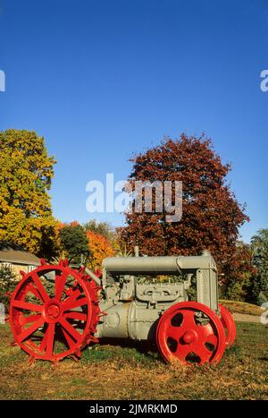 Vintage Fordson Traktor, rote Räder, Herbstfarben, Millstone Twp., New Jersey, USA, US NJ Vertical Farming Old, Okt. 2004 Bild Stockfoto