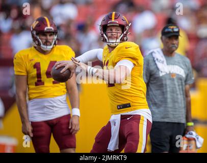 6. August 2022: Der Quarterback der Washington Commanders Carson Wentz (11) fällt während des NFL-Trainingslagers auf dem Fed Ex Field in Landover, Maryland, zurück zum Pass Fotograf: Cory Royster Stockfoto