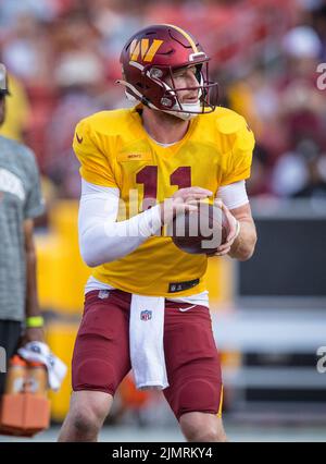 6. August 2022: Der Quarterback der Washington Commanders Carson Wentz (11) fällt während des NFL-Trainingslagers auf dem Fed Ex Field in Landover, Maryland, zurück zum Pass Fotograf: Cory Royster Stockfoto