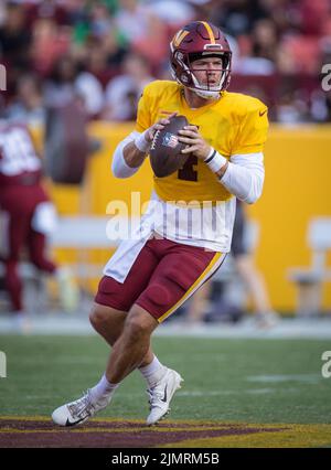 6. August 2022: Washington Commanders Quarterback Taylor Heinicke (4) fällt während des Trainings des NFL-Fußballtrainings auf dem Fed Ex Field in Landover, Maryland, zurück. Fotograf: Cory Royster Stockfoto