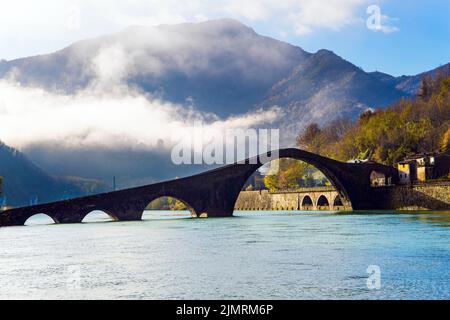 Teufelsbrücke überquert den Serchio-Fluss Stockfoto