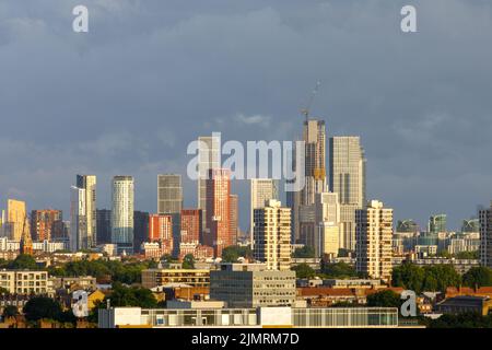 Eine malerische Aussicht auf die Wolkenkratzer im Stadtteil Vauxhall aus südlicher Sicht. Vauxhall ist ein Stadtteil im Südosten Londons, der Teil der ist Stockfoto