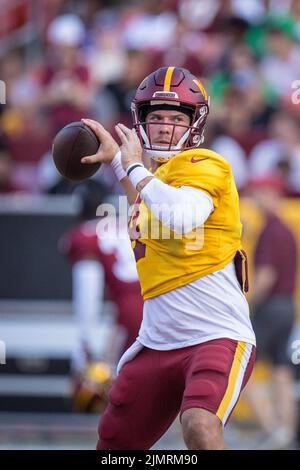 6. August 2022: Washington Commanders Quarterback Taylor Heinicke (4) fällt während des Trainings des NFL-Fußballtrainings auf dem Fed Ex Field in Landover, Maryland, zurück. Fotograf: Cory Royster Stockfoto