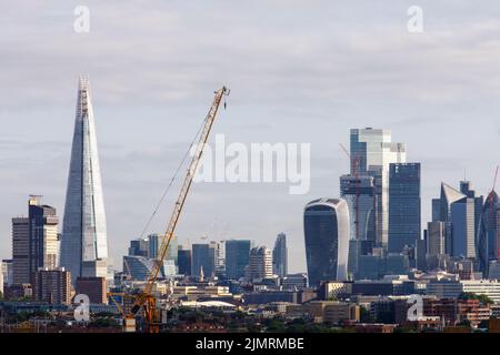 Landschaftlich schöner Blick auf den Shard und die City of London, das wichtigste zentrale Geschäftsviertel Londons, aus südlicher Sicht. Der Shard ist das höchste Gebäude Stockfoto