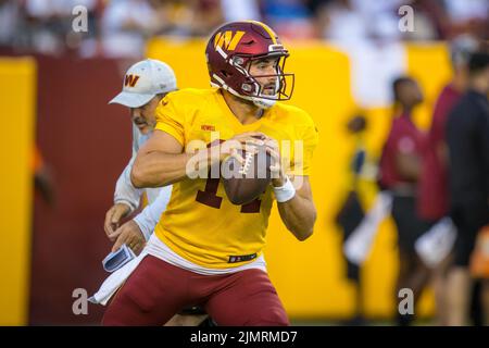 6. August 2022: Washington Commanders Quarterback Sam Howell (14) fällt während des Trainings des NFL-Fußballtrainings auf dem Fed Ex Field in Landover, Maryland, zurück zum Pass Fotograf: Cory Royster Stockfoto