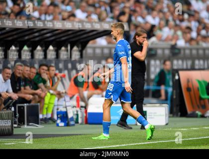 Borussia Monchengladbach, Deutschland. 07. August 2022. Stefan POSCH (1899) sah die gelb-rote Karte und geht vom Feld, schickt ab, rot, Fußball 1. Bundesliga, 1. Spieltag, Borussia Monchengladbach (MG) - TSG 1899 Hoffenheim (1899), 3: 1, am 08/06/2022 in Borussia Monchengladbach. Die DFL-Bestimmungen von #verbieten die Verwendung von Fotos als Bildsequenzen und/oder quasi-Video # © Credit: dpa/Alamy Live News Stockfoto
