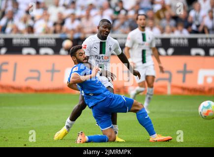 Marcus THURAM r. (MG) erzielt das Tor auf 2:1, gegen Ozan KABAK (1899), Action, Duelle, Fußball 1. Bundesliga, 1. Spieltag, Borussia Monchengladbach (MG) - TSG 1899 Hoffenheim (1899) 3:1, am 06,08. 2022 in Borussia Mönchengladbach/Deutschland. #Die DFL-Vorschriften verbieten die Verwendung von Fotos als Bildsequenzen und/oder quasi-Video # © Stockfoto