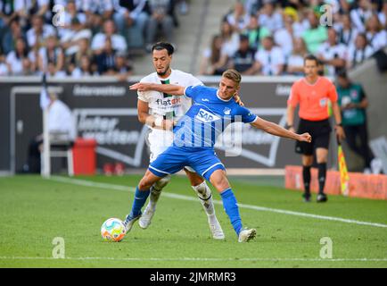 Borussia Monchengladbach, Deutschland. 07. August 2022. Ramy BENSEBAINI l. (MG) im Duell gegen Grischa PROEMEL (PR?mel)(1899), Action, Fußball 1. Bundesliga, Spieltag 1., Borussia Monchengladbach (MG) - TSG 1899 Hoffenheim (1899), 3: 1, am 08/06/2022 in Borussia Monchengladbach. Die DFL-Bestimmungen von #verbieten die Verwendung von Fotos als Bildsequenzen und/oder quasi-Video # © Credit: dpa/Alamy Live News Stockfoto