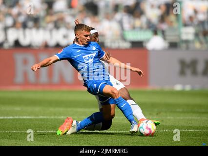 Borussia Monchengladbach, Deutschland. 06.. August 2022. Von links nach rechts Grischa PROEMEL (PR?mel, 1899), Kouadio KONE (MG), Action, Duelle, Fußball 1. Bundesliga, Spieltag 1., Borussia Monchengladbach (MG) - TSG 1899 Hoffenheim (1899), am 08/06/2022 in Borussia Monchengladbach. Die DFL-Bestimmungen von #verbieten die Verwendung von Fotos als Bildsequenzen und/oder quasi-Video # © Credit: dpa/Alamy Live News Stockfoto