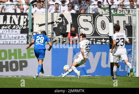 Borussia Monchengladbach, Deutschland. 06. Aug, 2022. Von links nach rechts Robert SKOV (1899) schießt 0:1, Action, gegen Joe SCALLY (MG), Fußball 1. Bundesliga, Spieltag 1., Borussia Monchengladbach (MG) - TSG 1899 Hoffenheim (1899), am 06,08. 2022 in Borussia Mönchengladbach/Deutschland. Die DFL-Bestimmungen von #verbieten die Verwendung von Fotos als Bildsequenzen und/oder quasi-Video # © Credit: dpa/Alamy Live News Stockfoto