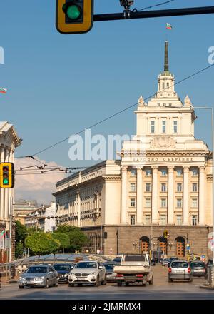 Sofia Bulgarien Autoverkehr auf der Nationalversammlung oder dem ehemaligen kommunistischen Parteihaus und dem Ministerrat, Osteuropa, Balkan, EU Stockfoto