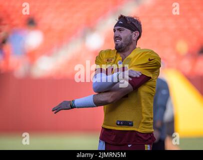 6. August 2022: Washington Commanders Quarterback Cole Kelley (12) Stretching before the Team's NFL Football Training Camp practice at the Fed Ex Field in Landover, Maryland Fotograf: Cory Royster Stockfoto