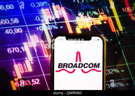 KONSKIE, POLEN - 07. August 2022: Smartphone mit Logo von Broadcom Inc auf Börsendiagramm-Hintergrund Stockfoto