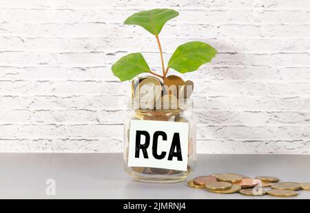 Business Acronym RCA as Root Cause Analysis geschrieben mit Kreide auf hölzernen Mini-Tafeletiketten. Stockfoto