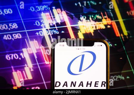 KONSKIE, POLEN - 07. August 2022: Smartphone mit Logo der Danaher Corporation im Hintergrund des Börsendiagramms Stockfoto
