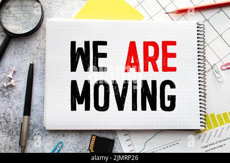 Konzeptionelle Handschrift Textunterschrift Inspiration zeigt We have bewegte. Geschäftskonzept für den Firmenwechsel auf Haftnotizpapier auf Th Stockfoto