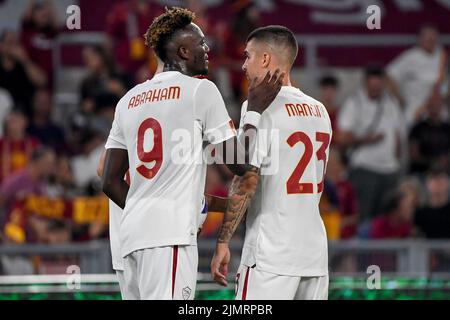 Rom, Italien. 07. August 2022. Tammy Abraham und Gianluca Mancini von AS Roma feiern nach dem Tor von 3-0 im Vorsaison-Freundschaftsspiel zwischen AS Roma und von Shakhtar Donetsk im Olimpico-Stadion in Rom (Italien), 7.. August 2022. Foto Andrea Staccioli/Insidefoto Kredit: Insidefoto di andrea staccioli/Alamy Live News Stockfoto