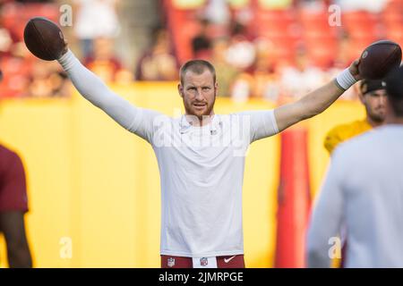 6. August 2022: Der Quarterback der Washington Commanders Carson Wentz (11) erwärmt sich während des NFL-Trainingslagers des Teams auf dem Fed Ex Field in Landover, Maryland Fotograf: Cory Royster Stockfoto